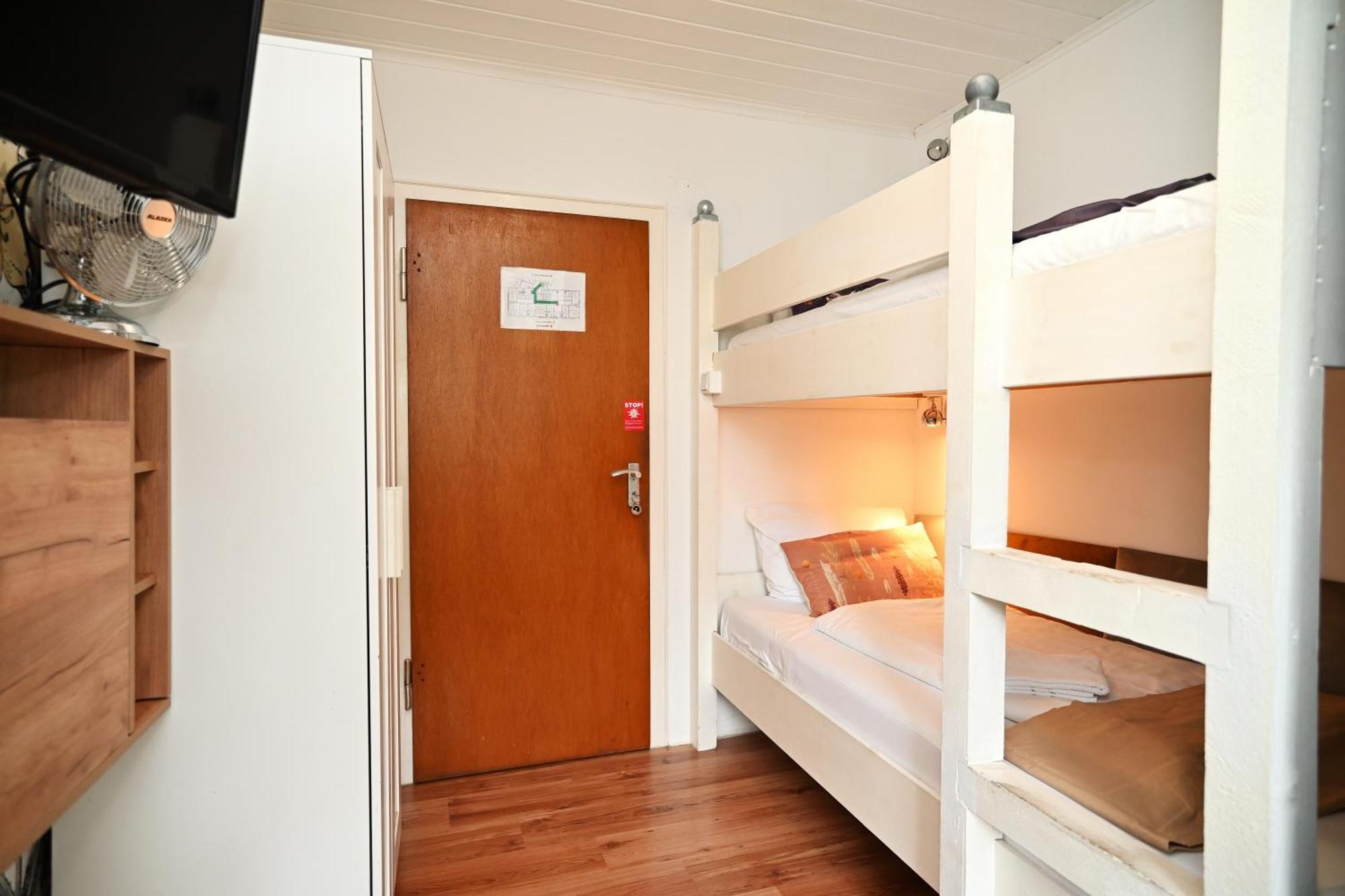 Zweibettzimmer mit eigenem Bad